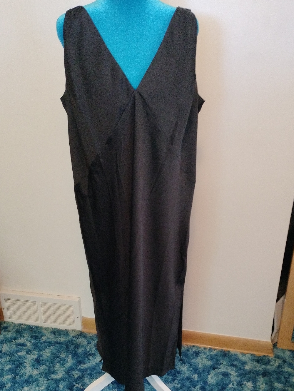 🖤 Black Plus Size Sleeveless V-Neck Midi Dress